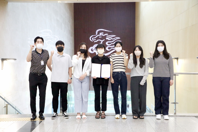 반려동물 관련 화장품을 개발해 특허를 출원한 영남이공대의 이종민(왼쪽 끝) 지도교수와 학생들. 왼쪽부터 황지섭, 강채림, 이유미, 권유주, 최예지, 이찬미 씨.