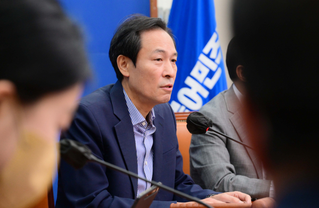 더불어민주당 우상호 비상대책위원장이 17일 오전 국회에서 열린 비상대책위원회의에서 발언하고 있다. 연합뉴스
