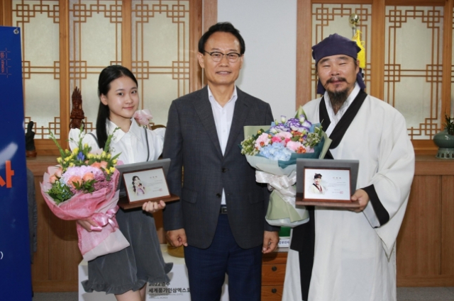 박남서 영주시장(가운데) 김봉곤(오른쫀)·김다현(왼쪽) 부녀와 함께 영주시 홍보대사 위촉 기념촬영을 했다. 영주시 제공