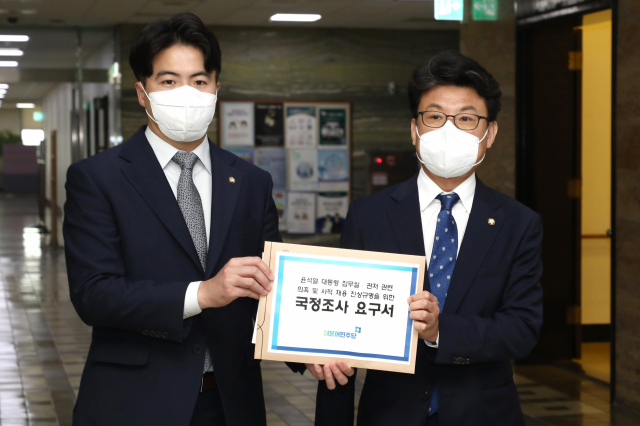 더불어민주당 진성준 원내수석부대표(오른쪽)와 오영환 원내대변인이 17일 오전 윤석열 대통령 집무실-관저 관련 의혹 및 사적 채용 진상규명을 위한 국정조사 요구서를 제출하기 위해 국회 의원과로 향하고 있다. 연합뉴스
