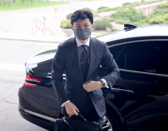 한동훈 법무부 장관이 17일 오전 정부과천청사 법무부 건물로 출근하고 있다. 연합뉴스