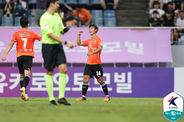 28라운드에서 프리킥으로 득점한 제주 윤빛가람. 연합뉴스