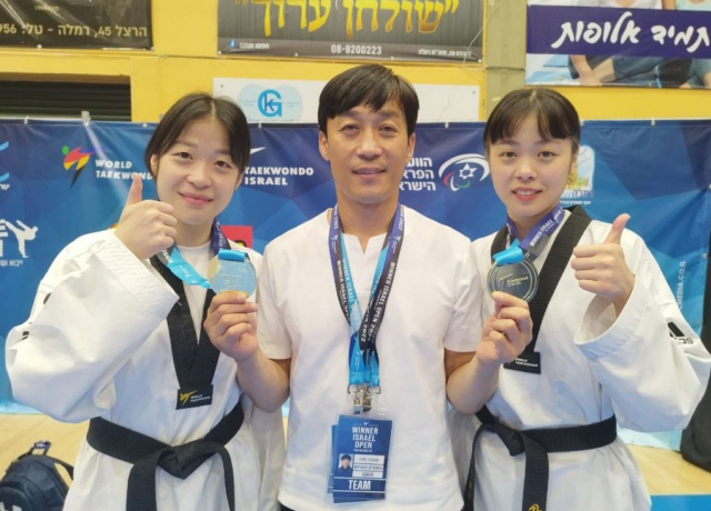 2022이스라엘오픈국제태권도대회에서 나란히 금메달을 거머쥔 영천시청 태권도단 강보라(왼쪽)·미르(오른쪽) 선수와 명재진 감독. 영천시 제공