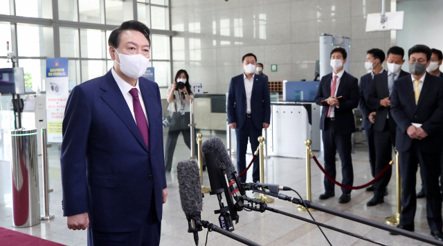 윤석열 대통령이 18일 서울 용산 대통령실 청사로 출근하며 기자들과 질의응답을 하고 있다. 연합뉴스