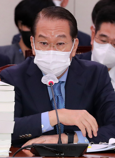 권영세 통일부 장관이 18일 서울 여의도 국회에서 열린 외교통일위원회 전체회의에 참석해 의원들의 질의에 답하고 있다. 연합뉴스