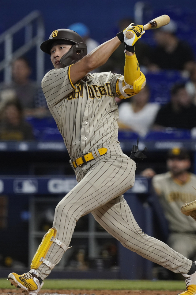 미국 메이저리그(MLB) 샌디에이고 파드리스의 김하성이 18일 플로리다주 마이애미의 론디포 파크에서 열린 마이애미 말린스와의 경기 1회에 2루타를 치고 있다. 김하성은 4타수 3안타 4타점 1득점을 올리며 팀의 10대3 대승을 이끌었다. 연합뉴스