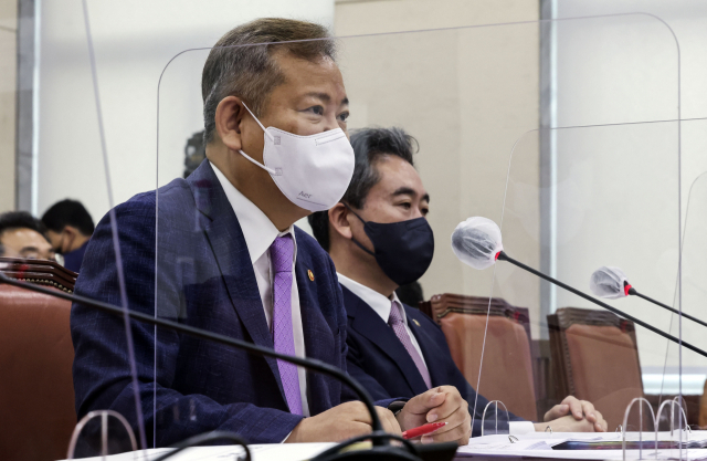국회 행정안전위원회 전체회의가 18일 서울 여의도 국회에서 열렸다. 이상민 행정안전부 장관이 의원의 질의에 답변하고 있다. 연합뉴스
