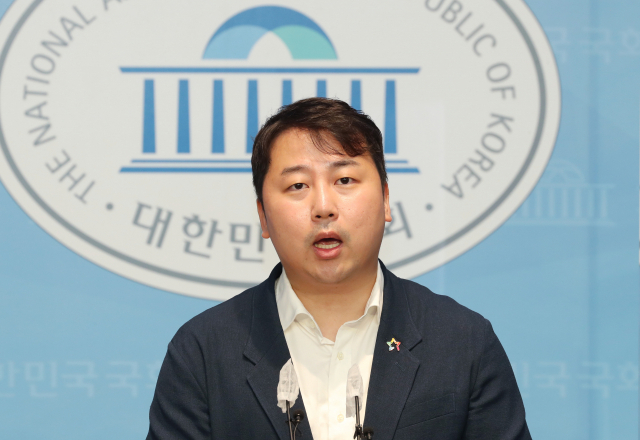 지난 대선 당시 윤석열 캠프 청년본부장, 인수위 청년소통TF 단장을 맡았던 장예찬 청년재단 이사장이 18일 국회 소통관에서 국민의힘 이준석 전 대표의 최근 행보에 대해 비판 성명을 발표하고 있다. 연합뉴스