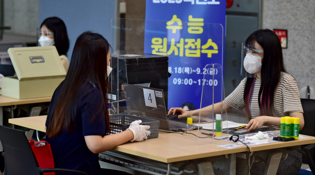 2023학년도 대학수학능력시험 원서 접수가 시작된 18일 대구시교육청에서 한 수험생이 원서를 접수하고 있다. 원서 접수는 다음 달 2일 오후 5시에 마감된다. 김영진 기자 kyjmaeil@imaeil.com