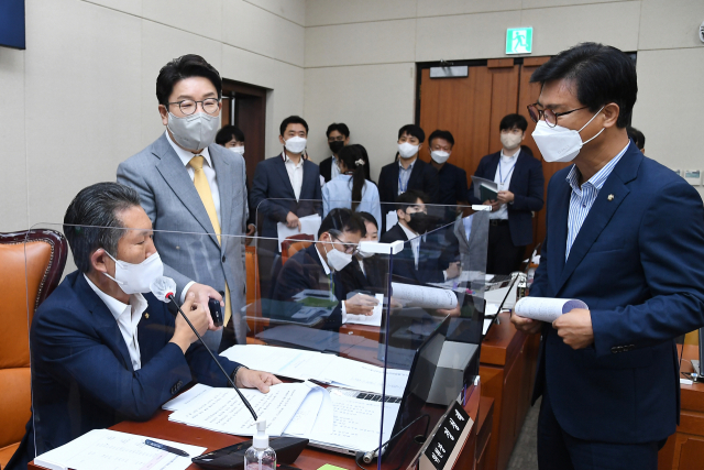 18일 서울 여의도 국회에서 열린 과학기술정보방송통신위원회 전체회의에서 국민의힘 권성동 원내대표와 김영식 의원이 회의장을 나서며 정청래 위원장에게 항의하고 있다. 연합뉴스