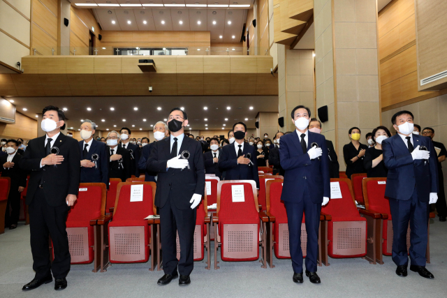 김진표 국회의장, 국민의힘 주호영 비상대책위원장, 더불어민주당 우상호 비상대책위원장, 이진복 대통령실 정무수석 등 참석자들이 18일 국립서울현충원 현충관에서 열린 김대중 전 대통령 서거 13주기 추도식에서 국민의례를 하고 있다. 연합뉴스