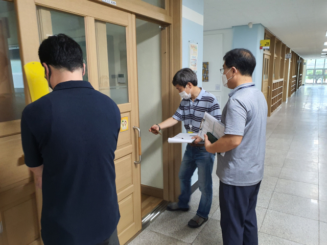 교육시설안전 인증 전문기관이 대구 유가중학교을 방문해 교실 출입문 손끼임 장치를 점검하고 있다. 대구시교육청 제공