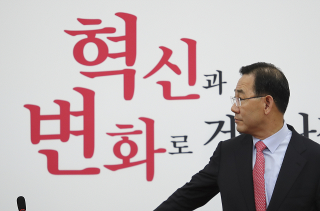 국민의힘 주호영 비상대책위원장이 18일 오전 국회에서 열린 비상대책위원회 회의에 참석하고 있다. 연합뉴스