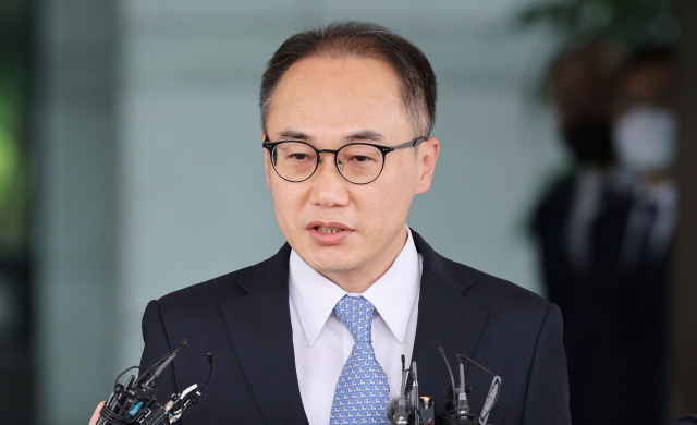 윤석열 대통령 정부의 초대 검찰총장 후보로 지명된 이원석 대검 차장검사가 18일 오후 서울 서초구 대검찰청에서 소감을 밝히고 있다. 연합뉴스