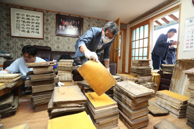 한국국학진흥원이 기탁 받은 자료를 분류하고 확인하는 작업을 진행하고 있다. 한국국학진흥원 제공