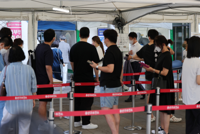 코로나19 재유행이 지속되고 있는 가운데 18일 오전 서울 용산구보건소 선별진료소에서 피검자들이 줄을 서 있다. 연합뉴스