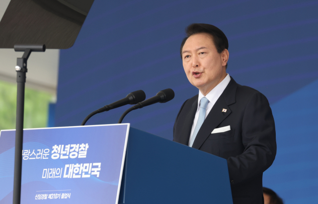 윤석열 대통령이 19일 충북 충주시 중앙경찰학교에서 열린 310기 졸업식에서 축사를 하고 있다. 연합뉴스