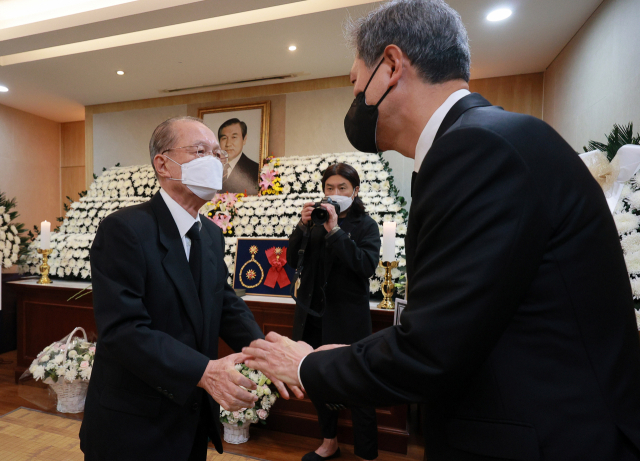 김기춘 전 대통령 비서실장이 지난 2021년 10월 28일 오전 서울 종로구 서울대병원 장례식장에 마련된 고(故) 노태우 전 대통령 빈소를 찾아 조문하고 있다. 연합뉴스