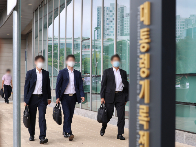 검찰이 강제 어민 북송, 월성원전 조기 폐쇄 결정 등과 관련해 세종시 대통령기록관 압수수색에 나섰다. 19일 오후 검찰관계자가 대통령기록관으로 들어가고 있다. 연합뉴스