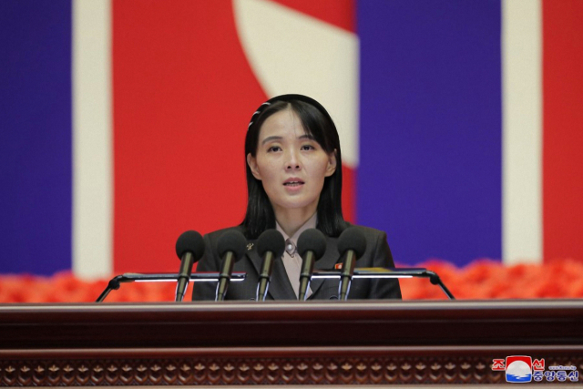 김정은 북한 국무위원장은 지난 10일 평양에서 열린 전국비상방역총화회의를 주재하며 신종 코로나바이러스 감염증(코로나19) 사태 종식을 선언했다. 김 위원장의 여동생인 김여정 노동당 부부장은 토론자로 나서 공개 연설을 통해 남측에 의해 코로나19가 북에 유입됐다고 주장하며 강력한 보복 대응을 검토하겠다고 위협했다. [조선중앙통신 홈페이지 캡처] [국내에서만 사용가능. 재배포 금지. For Use Only in the Republic of Korea. No Redistribution] 연합뉴스