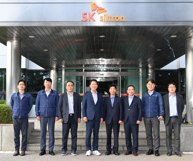 이창한 한국반도체산업협회 상근부회장, 김장호 구미시장, 곽호상 금오공대 총장 등이 구미산단 내 SK실트론을 찾아 회사 관계자들과 기념촬영하고 있다. 구미시 제공