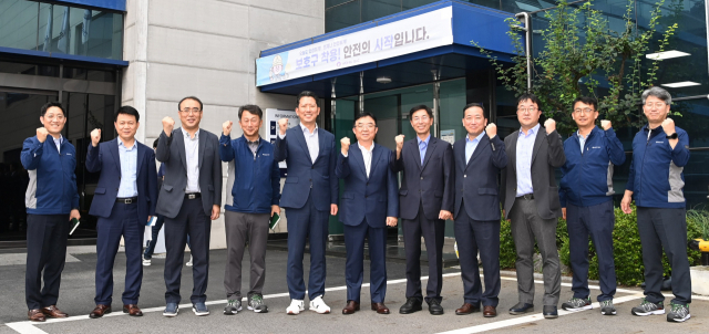 이창한 한국반도체산업협회 상근부회장, 김장호 구미시장, 곽호상 금오공대 총장 등이 구미산단 내 ㈜원익큐엔씨를 찾아 회사 관계자들과 기념촬영하고 있다. 구미시 제공