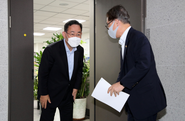 국민의힘 주호영 비상대책위원장이 19일 오전 국회 의원회관 의원실에서 최재형 혁신위원장과 비공개 회동을 마친 뒤 배웅하고 있다. 연합뉴스