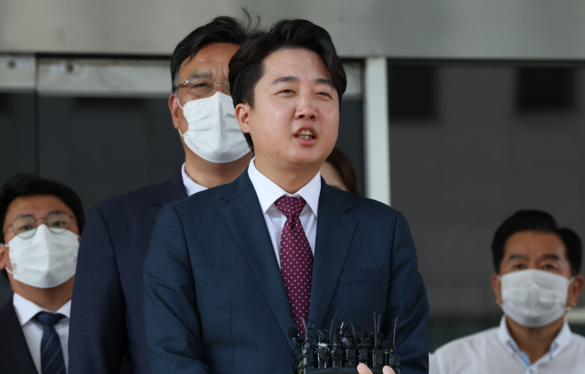 국민의힘 이준석 전 대표가 17일 오후 서울남부지법에서 당 비상대책위원회 효력을 정지해달라며 낸 가처분 신청 사건의 심문을 마친 뒤 취재진의 질문에 답변하고 있다. 이날 이 전 대표 지지 당원들의 모임 