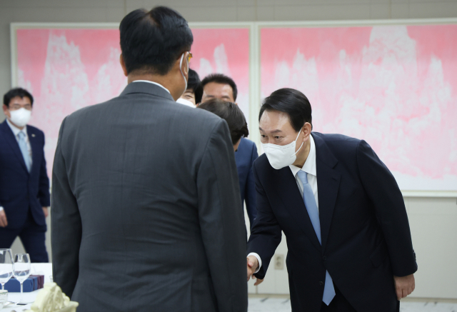 윤석열 대통령이 19일 서울 용산 대통령실 청사에서 열린 21대 국회 후반기 신임 국회의장단 초청 만찬에서 김진표 국회의장과 인사하고 있다. 왼쪽부터 정진석 국회 부의장, 김진표 국회의장, 김영주 부의장, 이광재 사무총장. 연합뉴스
