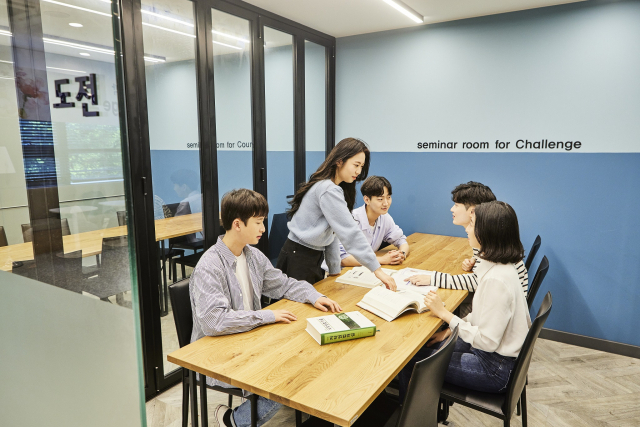 대구대 학생들이 세미나룸에서 프로젝트 수행을 위해 토론하고 있다. 대구대 제공