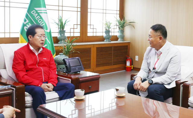 홍준표 대구시장(왼쪽)과 김재욱 칠곡군수가 만나 대구에 있는 군부대의 칠곡군 통합 이전에 대해 의견을 교환하고 있다. 칠곡군 제공
