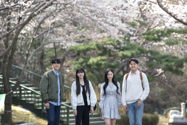 4년제 예술 특성화 대학 대구예술대 학생들이 봄 캠퍼스를 거닐며 환하게 웃고 있다. 대구예술대 제공