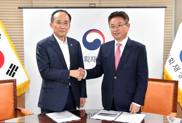 이철우 경북도지사(오른쪽)와 추경호 경제부총리가 지난 19일 정부 서울청사에서 만나 경북도 현안 사업에 대한 국비 예산 반영 문제를 논의했다. 경북도 제공