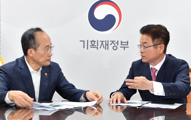 이철우 경북도지사(오른쪽)와 추경호 경제부총리가 지난 19일 정부 서울청사에서 만나 경북도 현안 사업에 대한 국비 예산 반영 문제를 논의했다. 경북도 제공