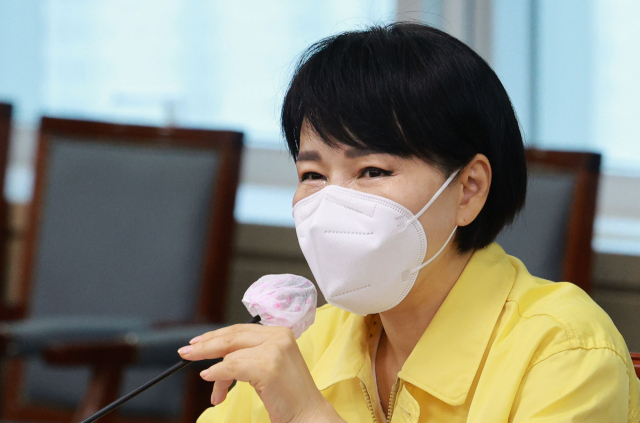 전현희 국민권익위원장이 19일 오후 서울 가락몰 업무동에서 열린 가락시장 유통업 등 종사자 현장 고충 청취 간담회에서 발언하고 있다. 연합뉴스