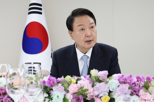 윤석열 대통령이 19일 서울 용산 대통령실 청사에서 열린 21대 국회 후반기 신임 국회의장단 초청 만찬에서 인사말을 하고 있다. 연합뉴스