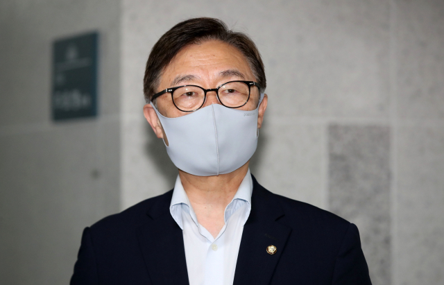 국민의힘 최재형 혁신위원장이 19일 오전 국회 의원회관에서 주호영 비상대책위원장과 비공개 회동을 마친 뒤 취재진 질문에 답하고 있다. 연합뉴스