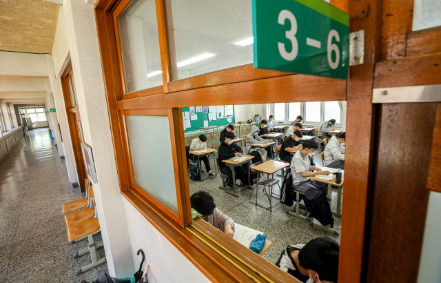 2023학년도 대학수학능력시험 6월 모의고사가 치러진 지난 6월 9일 오전 대구 수성구 경북고등학교에서 3학년 학생들이 시험을 보고 있다. 안성완 기자 asw0727@imaeil.com