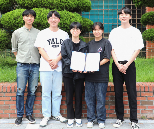 제2회 경북 공공데이터 활용 창업경진대회에서 최우수상을 수상한 금오공대 기계시스템공학과 지능형파동역학 연구실의 곽윤상(왼쪽 첫 번째) 교수와 학생들이 기념촬영하고 있다. 금오공대 제공
