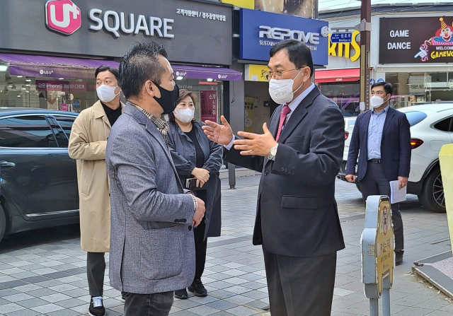 주낙영(앞줄 오른쪽) 경주시장이 정용하 중심 상가 시장상인회장과 상권르네상스 사업과 관련해 대화를 나누고 있다. 경주시 제공