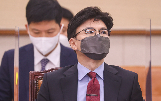 한동훈 법무부 장관이 22일 서울 여의도 국회에서 열린 법제사법위원회 전체회의에 참석해 자리에 앉아 있다. 연합뉴스