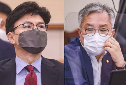 한동훈 법무부 장관(왼쪽)과 최강욱 더불어민주당 의원