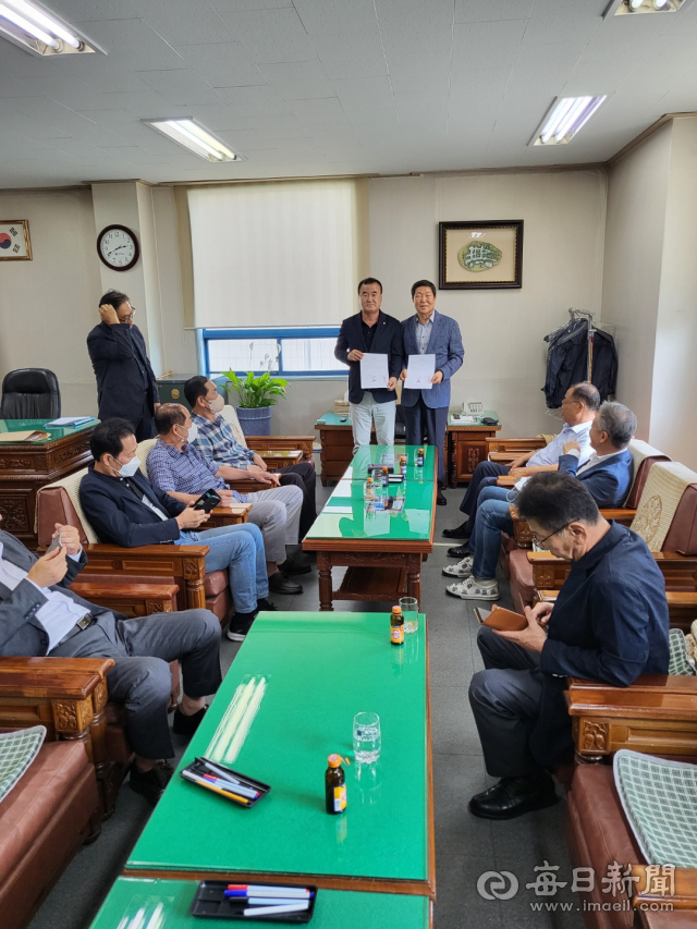 경북버스운송사업조합 10개사와 경북지역자동자노동조합은 22일 경북버스조합에서 열린 단체교섭에서 월 만근 임금 10만5천원을 인상하는 것에 합의했다.
