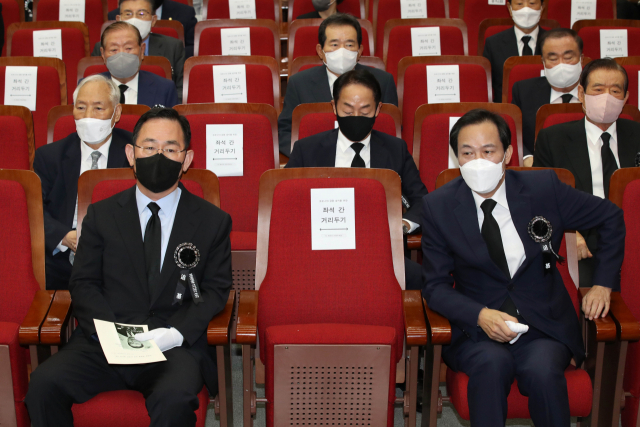 국민의힘 주호영 비상대책위원장과 더불어민주당 우상호 비상대책위원장이 18일 국립서울현충원 현충관에서 열린 김대중 전 대통령 서거 13주기 추도식에 참석해 있다. 연합뉴스