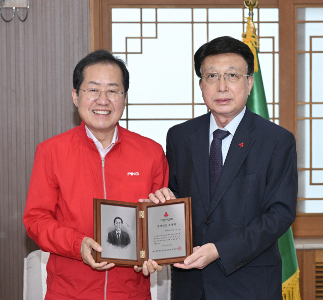 대구사회복지공동모금회(회장 김수학)은 22일 홍준표 대구시장을 명예회장으로 추대했다. 대구시 제공.