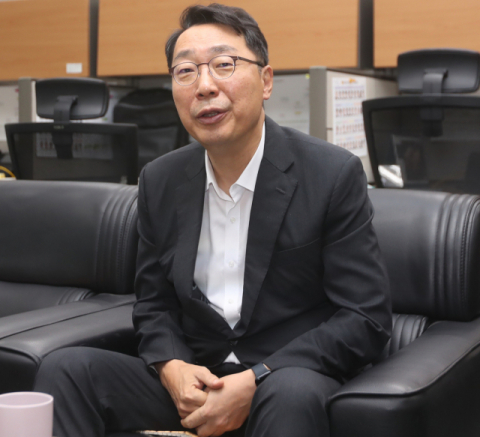 더불어민주당 최고위원 선거에 출마한 윤영찬 후보가 17일 전북도의회에서 기자간담회를 열고 지지를 호소하고 있다. 연합뉴스