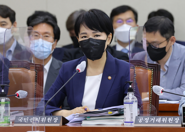 전현희 국민권익위원장이 지난달 22일 서울 여의도 국회에서 열린 정무위원회 전체회의에서 질의에 답하고 있다. 연합뉴스