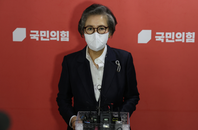 국민의힘 이양희 윤리위원장이 22일 오후 국회에서 열린 중앙당 윤리위원회 시작 전 입장을 발표하고 있다. 비공개로 열린 윤리위는 최근 수해 복구 봉사 현장에서의 실언으로 물의를 빚은 김성원 의원에 대한 징계 절차 개시를 논의한 것으로 알려졌다. 연합뉴스