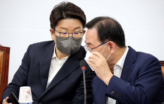 국민의힘 주호영 비상대책위원장(오른쪽)과 권성동 원내대표가 22일 오전 서울 여의도 국회에서 열린 비상대책위원회 회의에서 대화를 나누고 있다. 연합뉴스