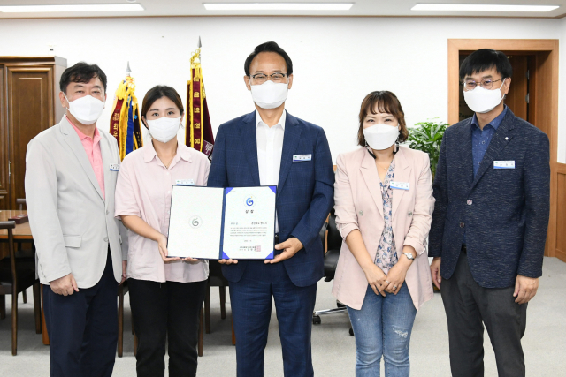 한국문화가치대상 수상을 기념하고 있다. 영주시 제공